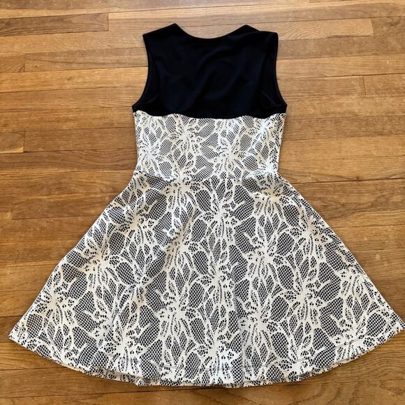 Robbi & Nikki black white sleeveless knee length fit & flare dress size M
b36 - Picture 4 of 4